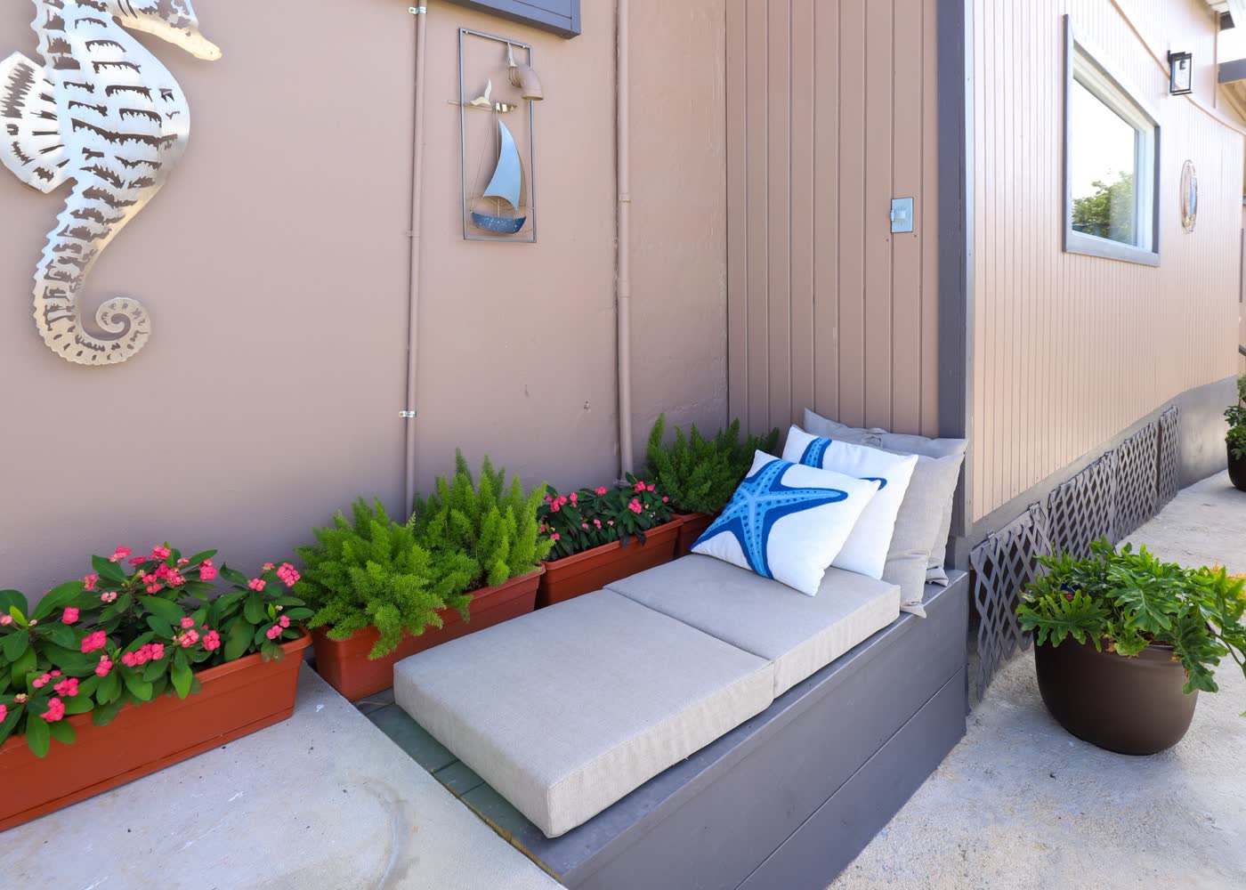 Rincón con banca y plantas en Marietta Keys
