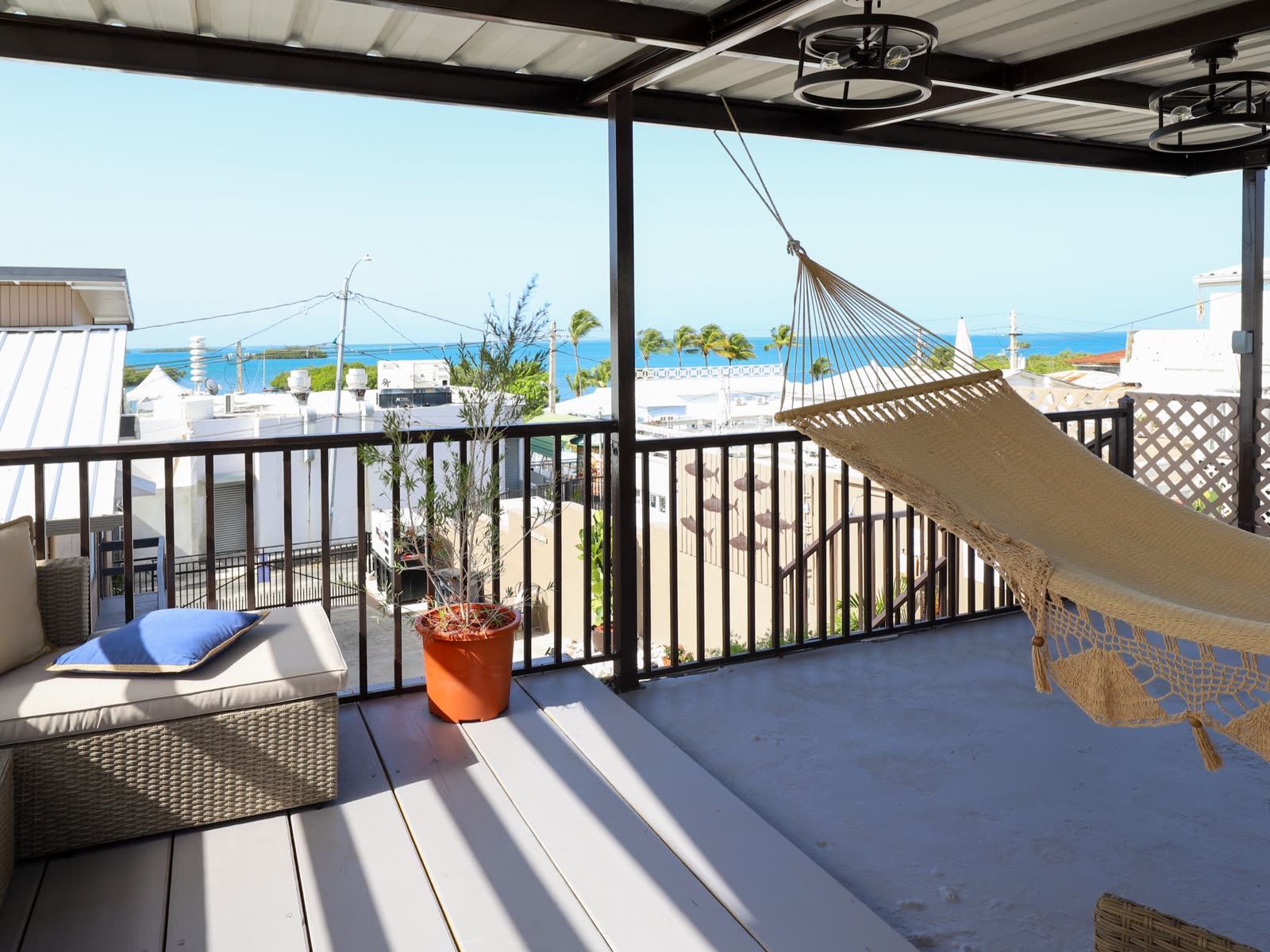 Terraza con hamaca en Marietta Keys